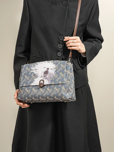 Bolso Tote de PU con Diseño Nuevo de 2025 para Mujer, Impresión 5D, Estilo Inglés, Personalizable, Portátil, con Cubierta, Poliéster con Relieve Oblicuo - Product Image 5