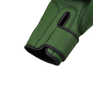 Gants de boxe Muay Thai personnalisés en cuir avec logo, fermeture auto-agrippante, pour hommes et femmes, couleur verte. - Product Image 4