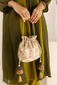 Sac Potli de mariage indien en velours brodé, écologique, taille personnalisable, sac cadeau de retour de Ladiesclutches & More - Product Image 3