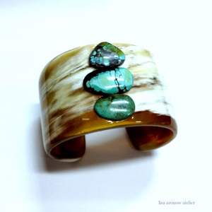 Manchettes, bracelets et bracelets en corne de buffle naturelle, fabriqués à partir de véritable corne de buffle, disponibles dans un assortiment de - Product Image 4