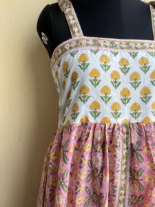 Vestido indio largo de algodón sin mangas con correa ajustable, vestido con cuello cuadrado floral estampado a mano con decoración de borlas - Product Image 5