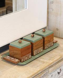 Juego de Frascos de Madera Grabados con Bandeja de Metal - 3 Recipientes Rústicos de Almacenamiento en Bandeja Decorativa, Decoración de Cocina y Hogar de Madera de Lujo - Product Image 2