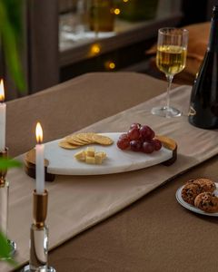 Plateau de service en marbre et bois, parfait pour la mise en place de tables dans les hôtels et les restaurants, avec un attrait artisanal élégant. - Product Image 5