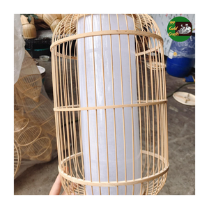 La lampe en bambou unique fabriquée à la main donne un éclairage écologique pour les maisons, les restaurants et les intérieurs décoratifs accueillants. - Product Image 1