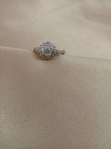 Anillo de Compromiso JEWELSPAARK de Plata 14k con Diamante Redondo de 0.75 Ct, Estilo Vintage y Moderno para Mujer - Product Image 5