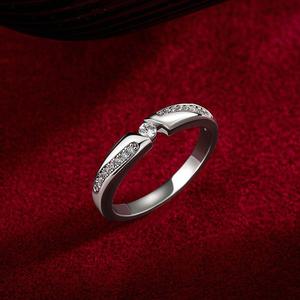 Bague de mariage Jeulia Classic Diagonal Pave en or véritable 18 carats avec zircon pour femme - Product Image 4
