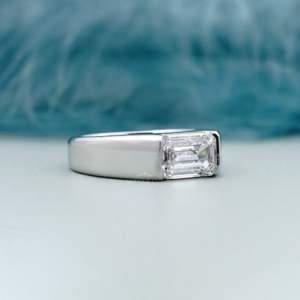 Anillo de Compromiso Solitario de Oro Blanco con Certificado IGI para Hombre, Corte Esmeralda, Diamante Certificado por IGI - Product Image 2