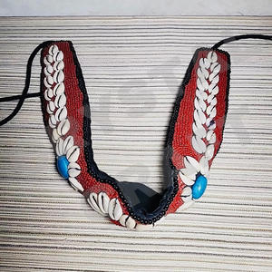 Collier en perles de verre fait main pour femme CRYSTAL CRAFT, style bohème ethnique tribal, médaillon en forme de patte, broderie personnalisée - Product Image 3