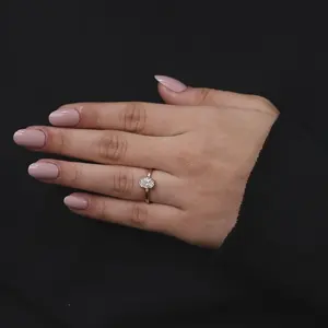 แหวนหมั้นเพชรเพาะเลี้ยงทรงรี ความใส VS1 สี F ตัวเลือกเงินสเตอร์ลิง/ทอง/แพลตตินัม แหวนเพชรดีไซน์หรู - Product Image 1