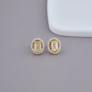 Pendientes de Diamante Cultivado en Laboratorio con Corte Esmeralda Amarillo Certificado por IGI, con Halo Ovalado en Oro Amarillo/Blanco/Rosa de 14K - Product Image 1