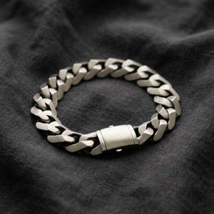 Bracelet de luxe en maille cubaine plate épaisse, brossé avec des bords biseautés argentés, chaîne entrelacée, fermoir boîte - Product Image 5
