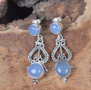 Boucles d'oreilles clous en argent sterling et or, calcédoine bleue, design unique, bijoux en pierres précieuses, pierre de naissance d'août, cadeau de fête pour femme - Product Image 2