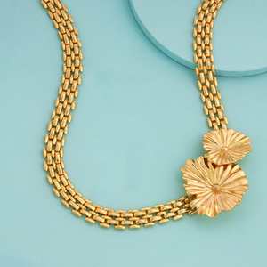 Collier Classique Tendance 192391 en Or, Forme Fleur et Chiffre, Diamant, Perle, Acier Inoxydable, Cuivre, Alliage de Zinc Doré pour Fête et Cadeau - Product Image 1