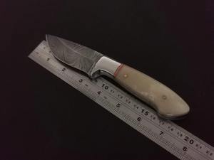 Cuchillo de caza de acero de Damasco personalizado hecho a mano con mango de hueso de camello y Funda de cuero compatible con OEM - Product Image 6