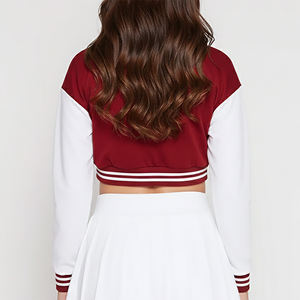 Chaqueta universitaria de béisbol acolchada de manga larga para mujer OEM, con perlas y remaches, diseño bicolor, alta calidad, 100% lana con procesamiento teñido. - Product Image 3