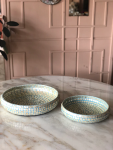 Élégant plateau à chocolat rond en incrustation d'os, idéal pour offrir des cadeaux et afficher des chocolats lors de fêtes et d'événements - Product Image 2