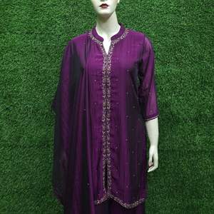 Elegante Conjunto de Kurti Recto Corto hasta la Rodilla con Palazzo Circular y Dupatta de Seda de Cristal Premium con Bordado Étnico Puro Khatali para Mujer, Color Vino - Product Image 5