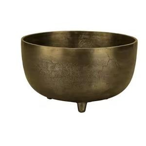 Bol en métal argenté élégant à bord ondulé avec texture martelée à la main, parfait pour la décoration de table ou les arrangements festifs - Product Image 2