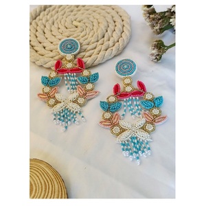 Boucles d'oreilles perlées de mode d'excellente qualité légères et colorées faites à la main pour les femmes disponibles à un prix abordable - Product Image 1