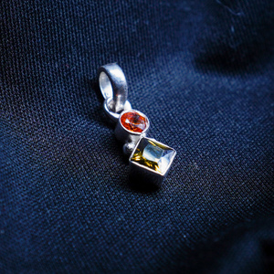 Pendientes y anillos colgantes de plata con piedras preciosas al por mayor del vendedor y proveedor indio con ajuste de biseles de encanto - Product Image 1