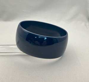 Hermosos brazaletes personalizables de resina diseñados para reflejar su estilo con nombres, colores y amuletos únicos hechos a mano - Product Image 4