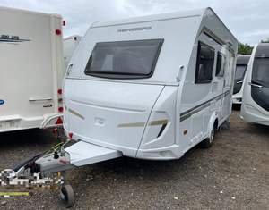 Caravane compacte tout-terrain blanche 2023, 15 places, avec lit et cuisine, et tente extensible bidirectionnelle, charge utile 1600 kg - Product Image 2