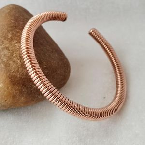 Bracelet en cuivre durable fait à la main pour le marché des accessoires de mode, axé sur les matériaux écologiques et les compétences artisanales - Product Image 2