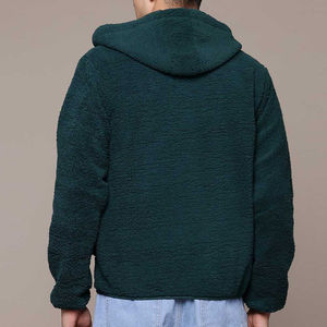 แจ็คเก็ตผู้ชายแบบใหม่ปี 2026 ผ้าเชอร์ปาขนแกะนุ่ม พร้อมลายปักด้านหน้า กันลม ระบายอากาศได้ดี รับผลิตตามแบบ OEM - Product Image 4