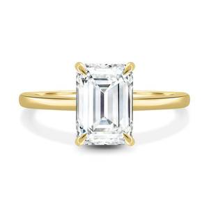 Anillo de Compromiso con Diamante Solitario Oculto en un Halo, Corte Esmeralda, Oro Amarillo con Diseño Único - Product Image 4
