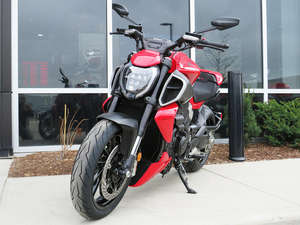 Nouvelles motos Ducati Diavel V4 Performances 2025 – Ventes authentiques - Product Image 4