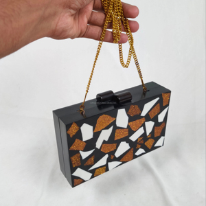 Pochette en résine blanche de qualité supérieure - Fabriquée et peinte à la main pour une excellence de la mode, rehaussez votre style, pochettes pour femmes en provenance d'Inde - Product Image 1