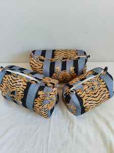 Ensemble de 3 trousses de maquillage décontractées légères en coton à imprimé animal (tigre) avec fermeture éclair et pochette organisatrice de cosmétiques pour les voyages - Product Image 4