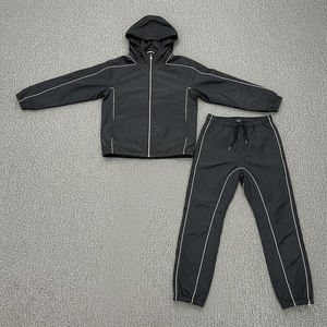 Survêtement en nylon noir avec logo OEM personnalisé Vêtements de rue en polyester Survêtement avec veste et pantalon coupe-vent avec passepoil pour hommes - Product Image 4