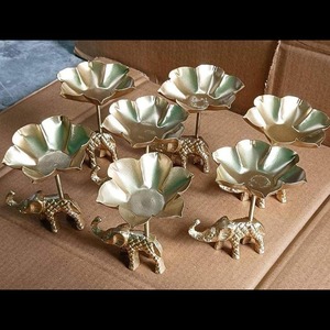 Diya ทองเหลืองสำหรับตกแต่งบ้านเครื่องประดับดิวาลีโลหะสำเร็จรูปสีทองมีลายใบไม้เคลื่อนย้ายได้สำหรับงานเฉลิมฉลองวันเกิด - Product Image 3