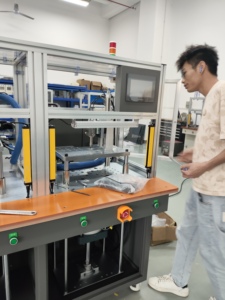 Máquina LPM de Doble Estación para Producción en Masa de Conectores Automotrices y Sobremoldeo Electrónico - Product Image 3