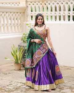 Nuevo Superhit totalmente cosido Faux Georgette Bandhani estampado Lehenga Choli trabajo de bordado exclusivo para la temporada de fiesta de invierno indio - Product Image 5