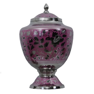 Urnes de crémation en laiton de haute qualité avec des fleurs et des feuilles gravure nickel et couleur rose finie pour les cendres humaines - Product Image 1