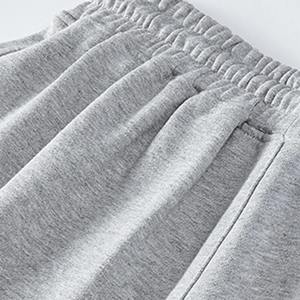 Shorts en molleton classiques pour hommes, style streetwear, options de logo personnalisé, tissu doux, respirant et écologique pour la salle de sport, les tenues décontractées et le quotidien. - Product Image 3