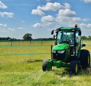 Mini Tractor John Deere 2025R de 30 HP, 2000 kg, Certificado de Origen con Informe e Inspección por Video - Product Image 1