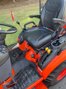 Tractor rojo con brazo excavador y cuchilla frontal, transmisión por engranajes, tractor de jardín multifuncional - Product Image 3