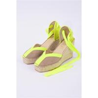 Espadrille fermée à talon compensé haut