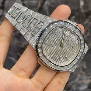 Montre de luxe unisexe 40 mm en acier inoxydable avec mouvement Miyota à quartz, sertie de moissanite de qualité supérieure taille baguette VVS, idéale pour les mariages - Product Image 6