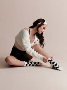 Chaussettes de Pilates personnalisées en gros pour femmes, motif carré à carreaux, tricotées, antidérapantes, pour le sol du studio, articles de yoga - Product Image 3