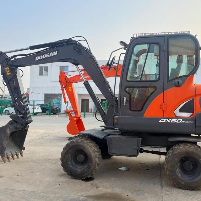 Cheap Used Doosan DX60W Wheel Excavator 0.2m³ Bucket Capacity Road Construction Digger