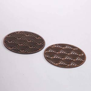 Los posavasos cuentan con un diseño de onda japonesa y están hechos de tableros duros rústicos. El juego incluye seis posavasos ideales. - Product Image 2