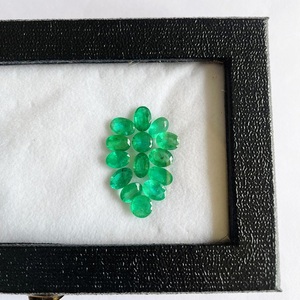 Boucles d'oreilles émeraude exceptionnelles à haute brillance Belles pierres précieuses de qualité AAA vertes naturelles pour la fabrication de bijoux avec certificat IGI - Product Image 6