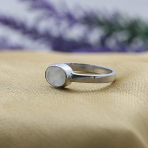 Superbe bague de bijoux de mode en pierre de lune en argent sterling 925 avec un look élégant et un design classique - Product Image 4