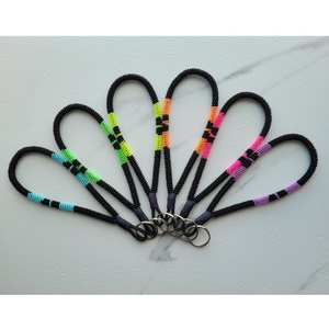 Porte-clés fait main avec perles en bois et anneau en acier inoxydable | Porte-clés coloré en perles de bois et acier inoxydable | VRNQ - Product Image 3