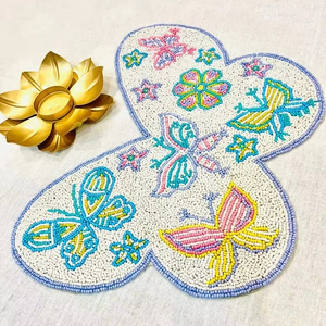 ที่รองจานรูปผีเสื้อลูกปัดทำด้วยมือดีไซน์หรูหราสำหรับโต๊ะอาหารงานแต่งงานและปีใหม่ - Product Image 1