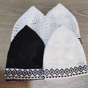 Gorro de Oración Musulmán para Hombre, Diseño en Relieve, 100% Algodón, Bordado a Mano, Ajustable, Estilo Árabe, Color Negro y Blanco, Hecho en Bangladesh - Product Image 1